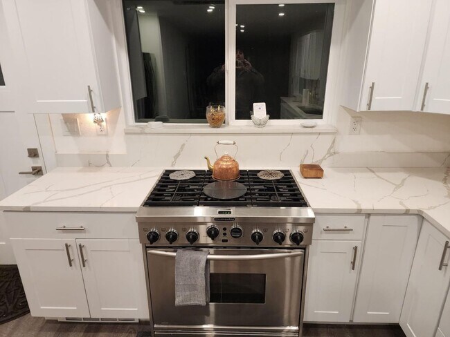 Building Photo - Spacious 4-bedroom + study home; Includes Hot tub and Pool Table - Avail. Now!