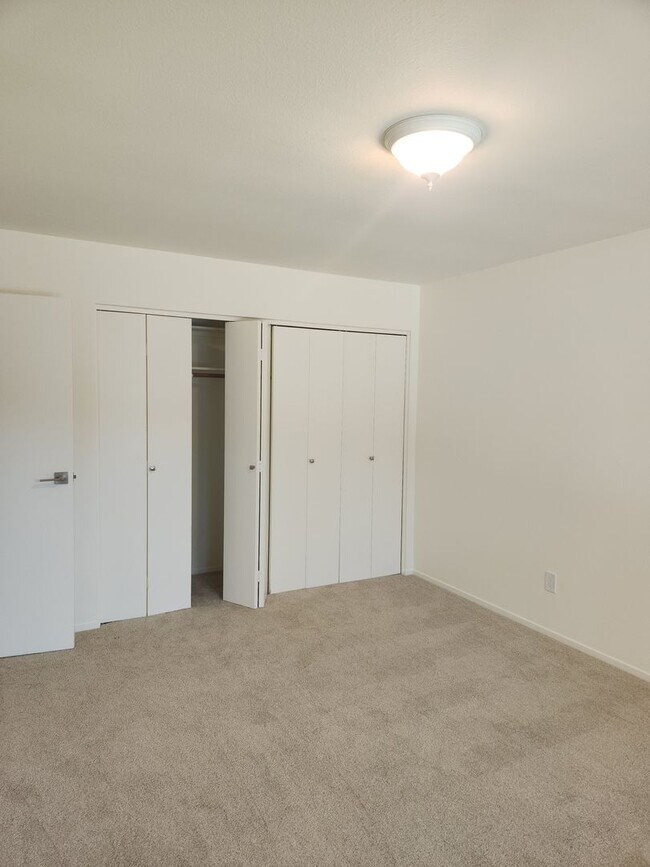 Building Photo - Lovely 2 bedroom, 2 bath in the Oakmont 55...