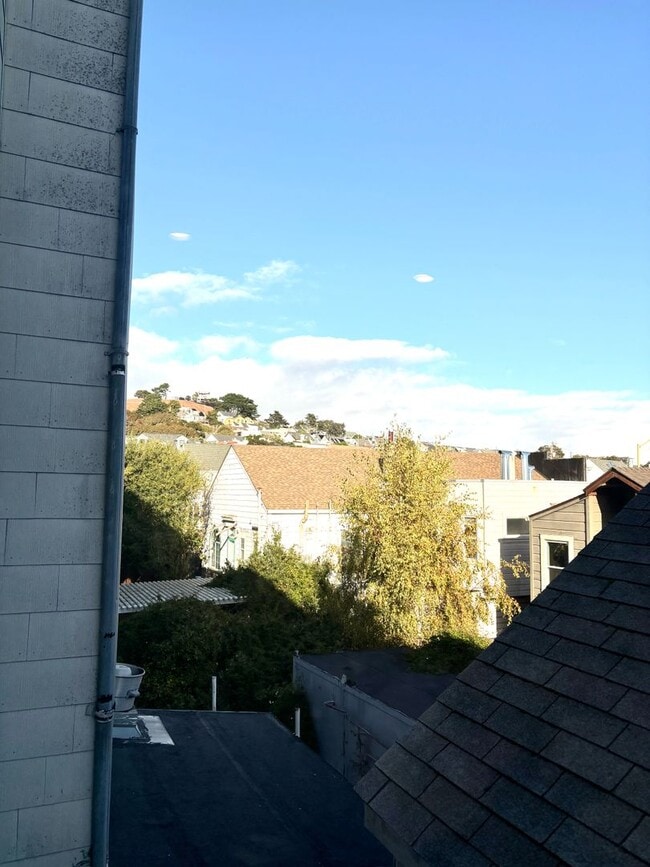 Building Photo - Perfect private room in the heart of Bernal Heights!