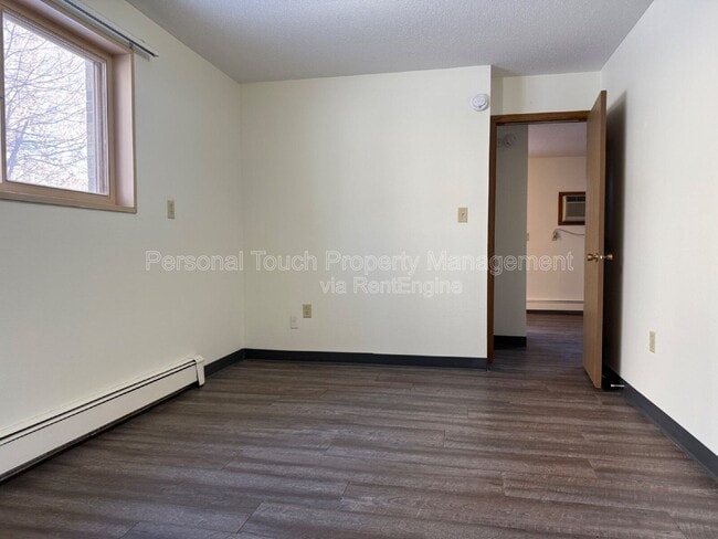 Building Photo - 320 6th St S