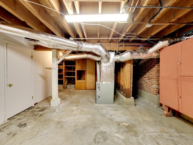 Building Photo - 4BR Home with Jaw-Dropping Views, Garage, ...