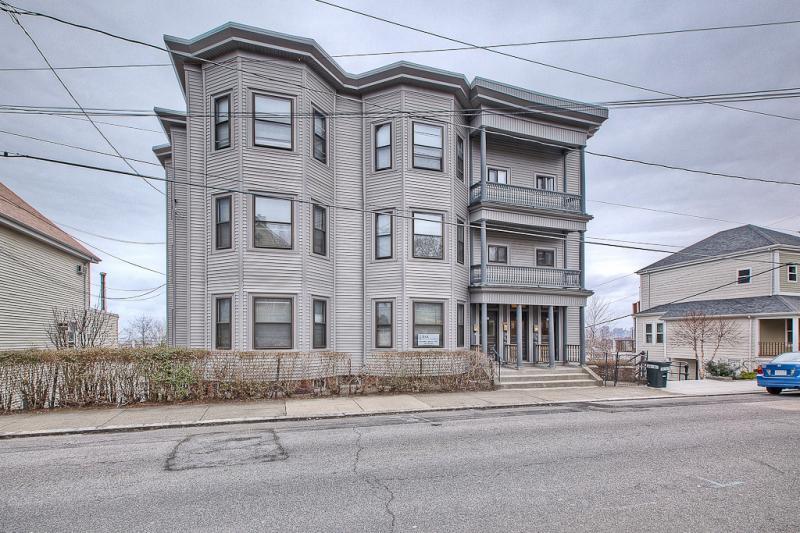 Building Photo - 94 Gladstone St