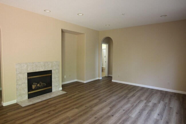 Building Photo - 4 Bedroom Home in Cloverdale