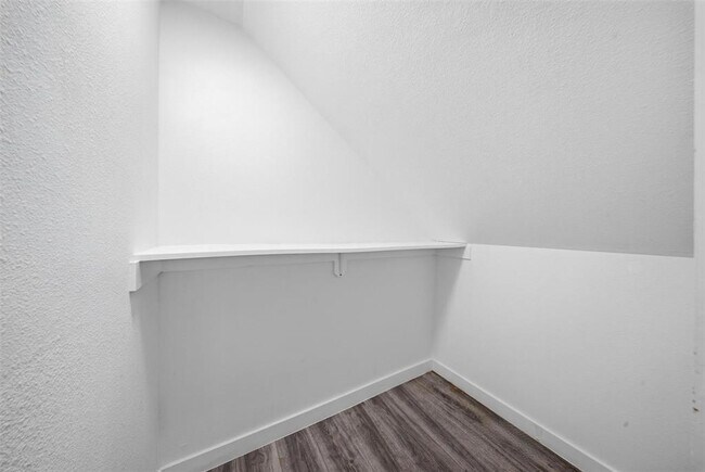 Building Photo - 5005 Cottonwood Cir