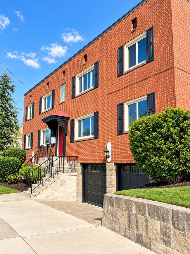 Building Photo - 1615 Sumac St