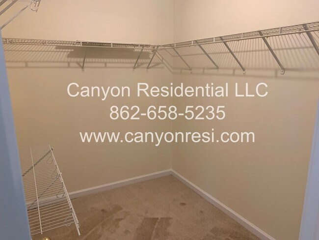 Building Photo - Beautiful 3b Room!Move in ready!