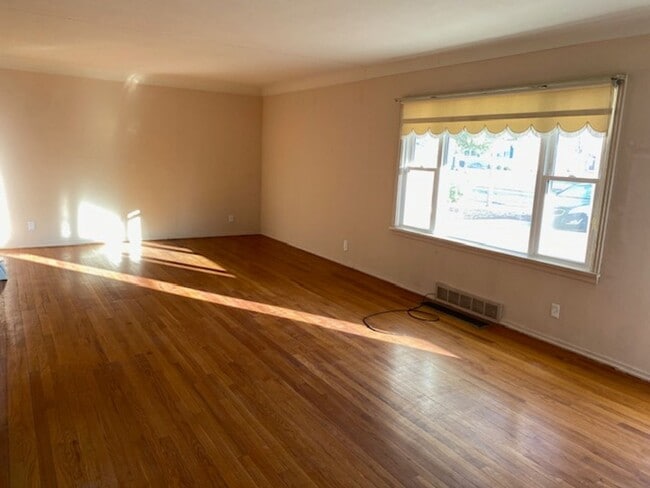 Building Photo - Large 3 bed ranch in Granite City