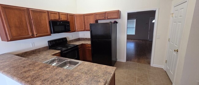 Building Photo - Prime Location Townhouse