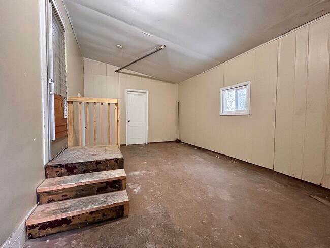 Building Photo - 297 W Larch Ave