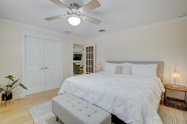 Building Photo - 2600 N Riverside Dr