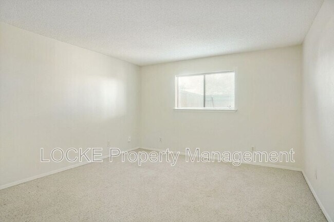 Building Photo - 4920 Byers Ave