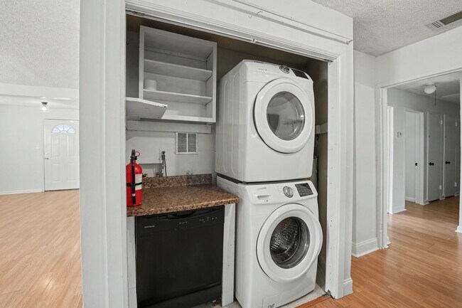 Building Photo - 3 Bed 2 Bath Home with Great Outdoor Space!