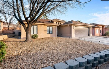 Building Photo - Cozy Home with ENCLOSED BACKYARD