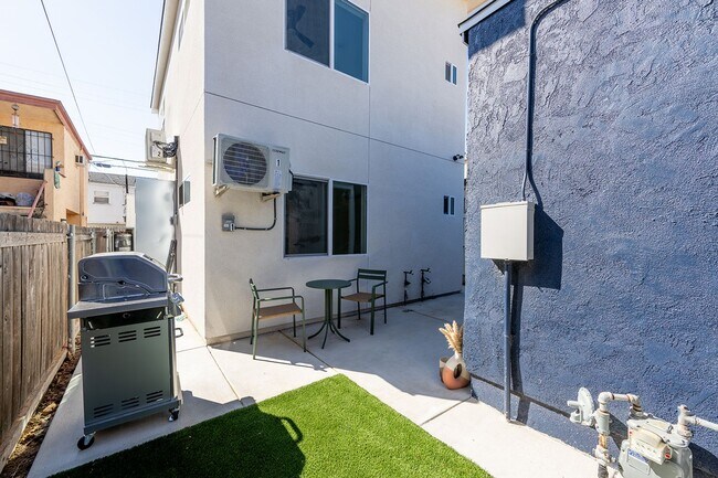 Building Photo - Awesome 2 Bed 1 Bath Remodeled House with Gated Front Yard