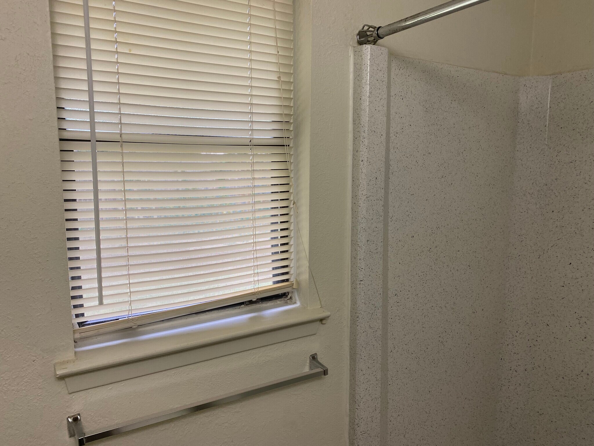 Mater Bathroom - 2027 Castle Gate Cir