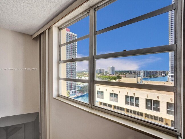 Building Photo - 1833 S Ocean Dr