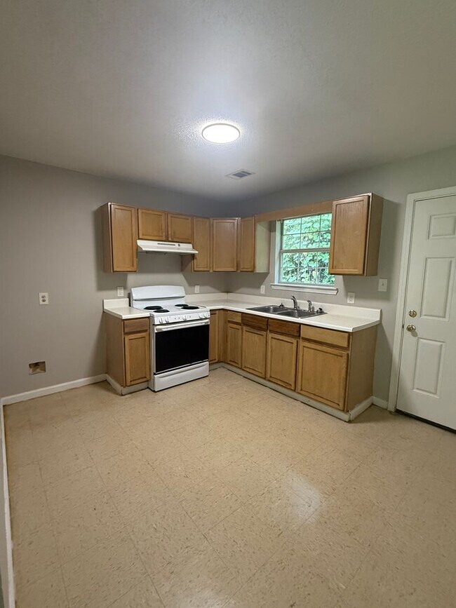 Building Photo - 8127-8127 Carlton Trail NW