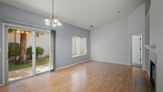 Building Photo - 3 bed 2 bath in Green Valley!