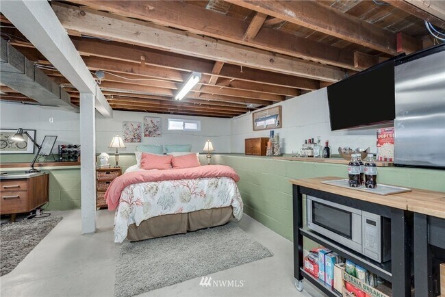 Building Photo - Beautiful Craftsman House with Large Yard and Detached Garage!