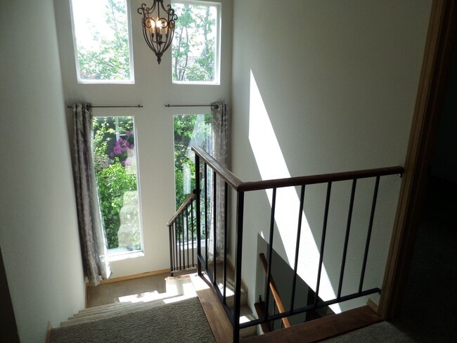 Building Photo - Super Cute 3 Bedroom Duplex with Fenced Ba...