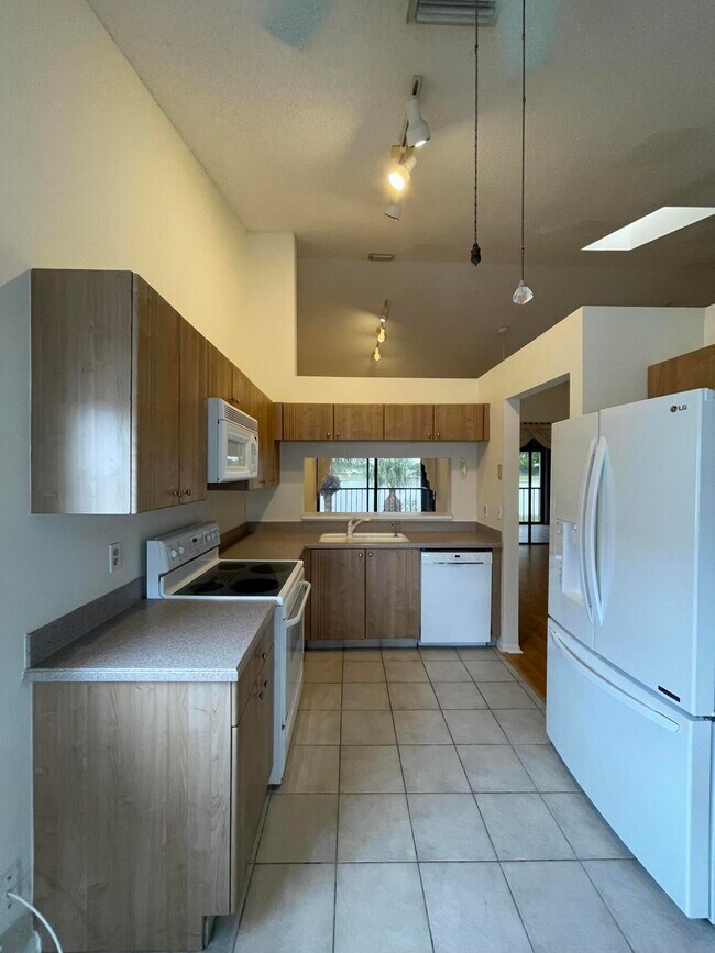 Building Photo - 10910 Lakemore Ln