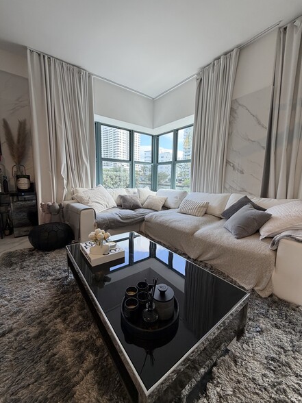 Building Photo - 2421 Lake Pancoast Dr