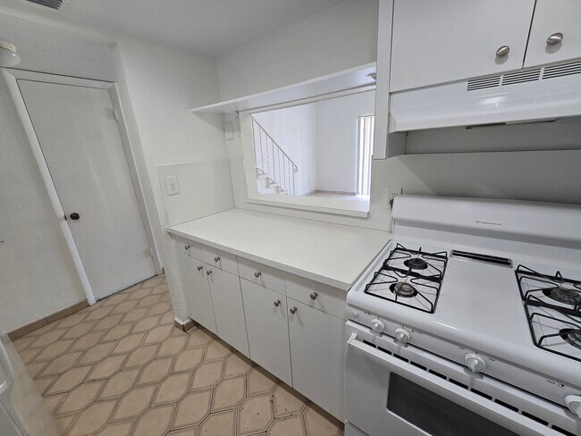 Building Photo - 1305 W 53rd St