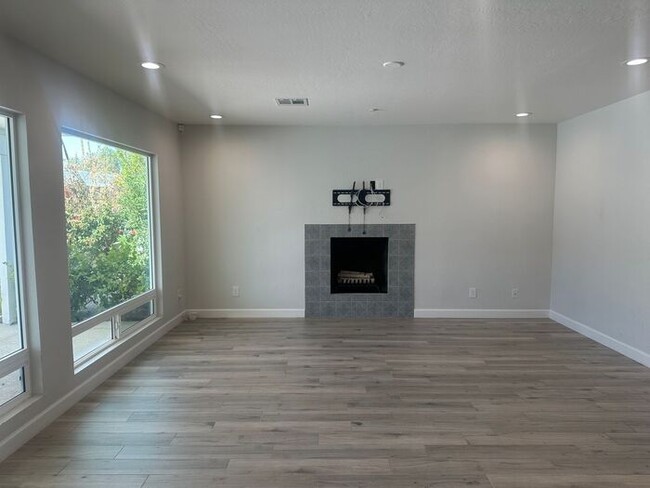 Building Photo - Remodeled 4 Bed 3 bath Home