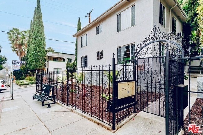 Building Photo - 2401 Beachwood Dr