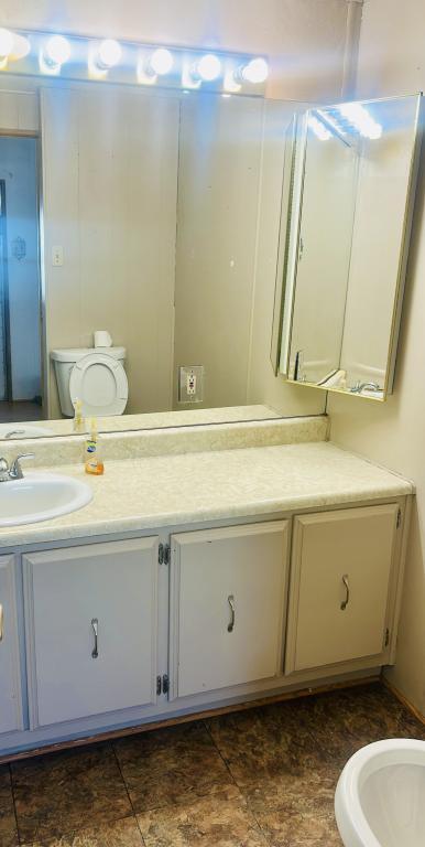 Building Photo - 450 W Thurber Rd