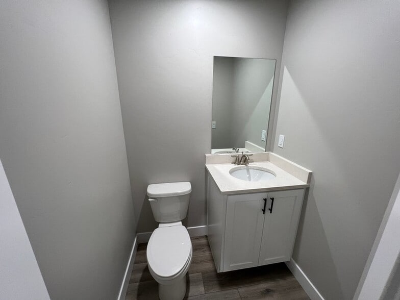 Building Photo - 447 E 625 S