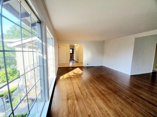 Building Photo - 2745 Summit Dr