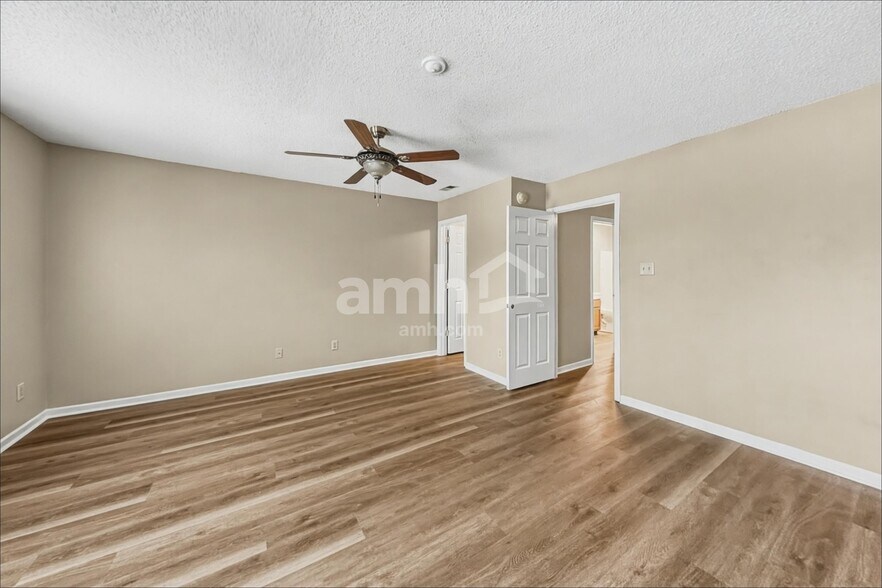Building Photo - 1909 Southernwood Ln