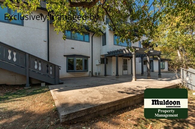 Building Photo - Beautiful 3 bedroom home with two car garage in Old Broadmoor