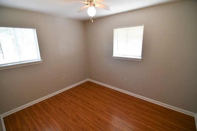 Building Photo - Newly Renovated!  3 bedroom, 1 bath home off Baker Blvd with easy access to Plank