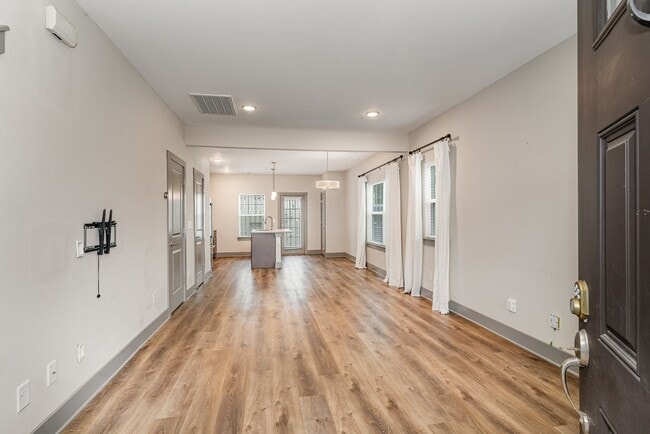 Building Photo - 2 Bed 2.5 bath Bellevue townhome 1,152 SqFt