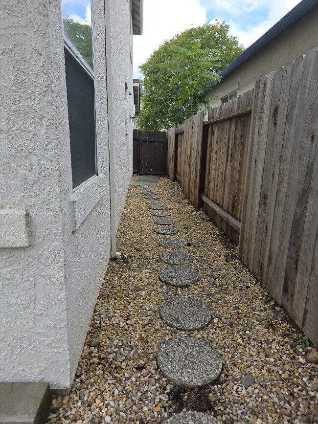 Building Photo - Beautiful house for rent in Folsom 4 bd 3 bath 1920 sq feet