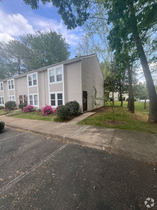 Building Photo - Are you looking for a peaceful home?