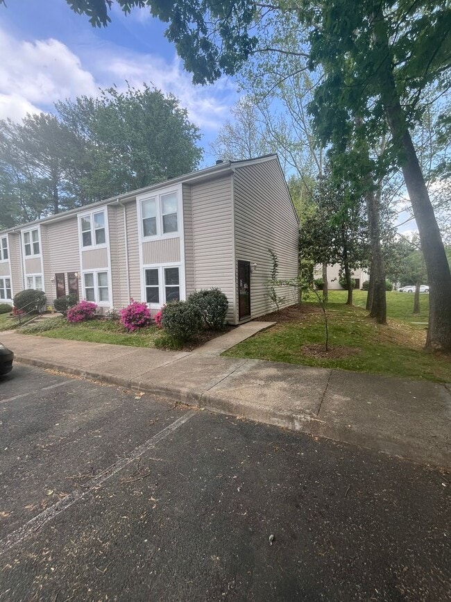 Building Photo - Are you looking for a peaceful home?