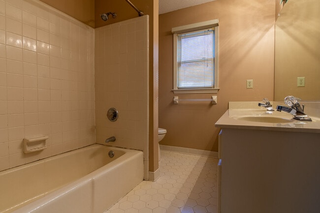 Building Photo - 4135 Knollcrest Cir N