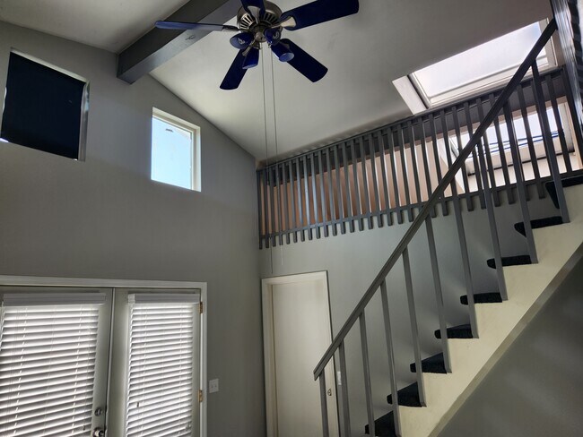 Building Photo - 5011 Loft