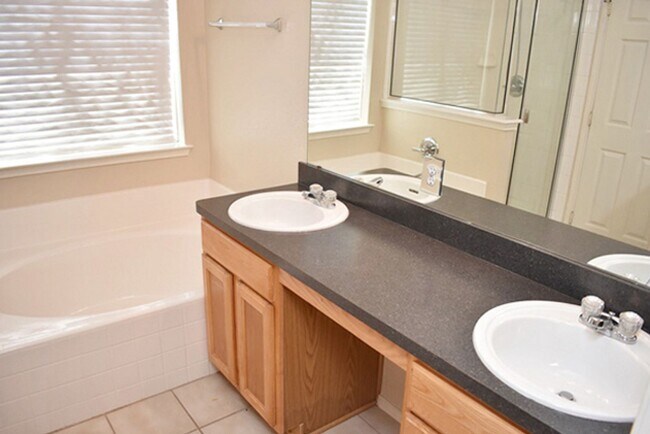 Building Photo - Wonderful 4-2-2 in N Ft. Worth, desirable ...
