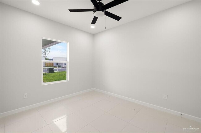 Building Photo - 15 Larkspur Ave