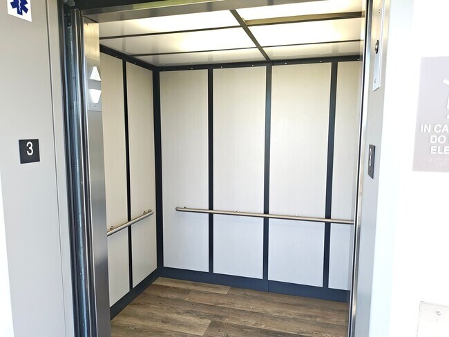 Building Photo - 2 bedrooms 2 baths in Escondido over at the GRAND VIEW APARTMENTS