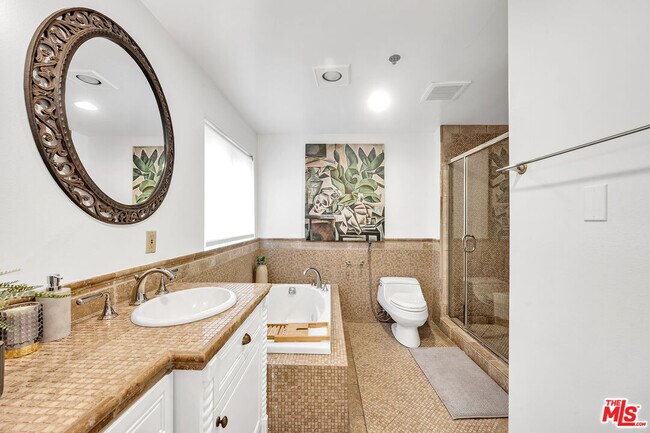 Building Photo - 871 Granville Ave