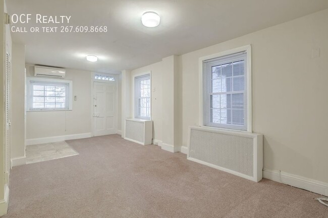 Building Photo - Charming Two Bed Rittenhouse Apartment