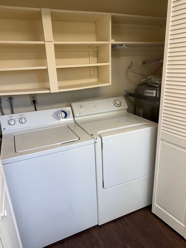 Building Photo - 739000