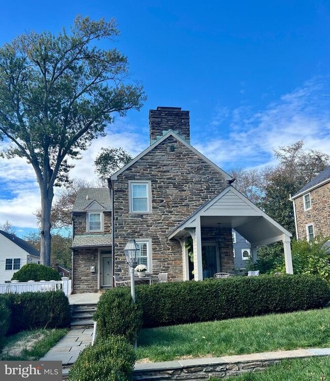 Building Photo - 1002 Crest Rd