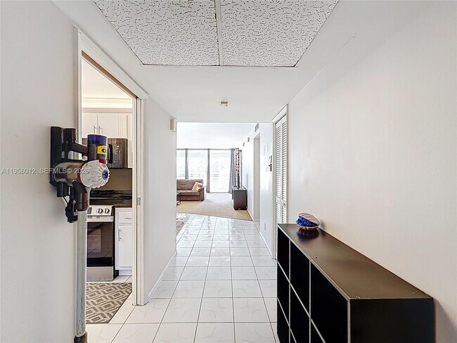 Building Photo - 605 Oaks Dr