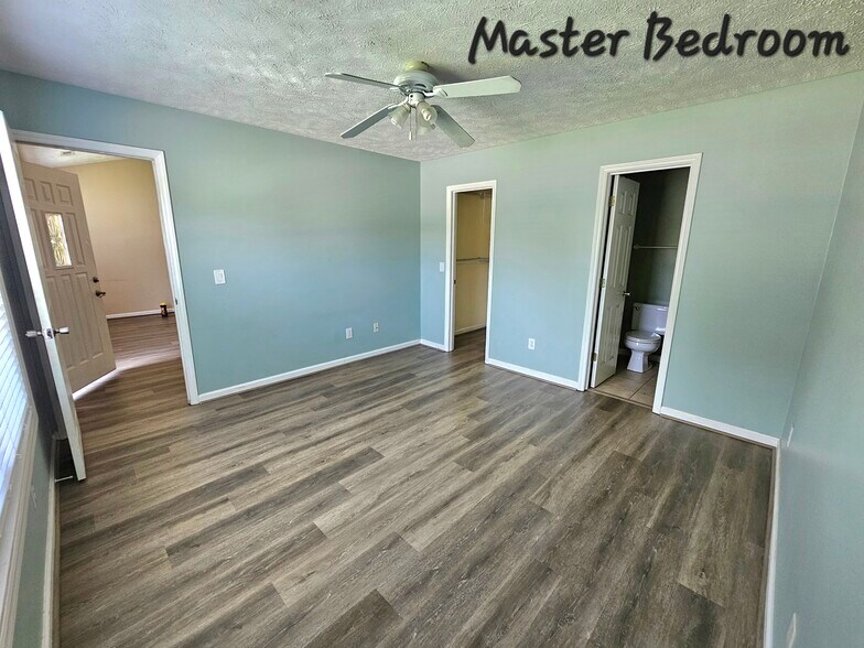 Master Bedroom with walk-in closet and en suite bathroom (tub & shower) - 2127 Winter Moss Ln